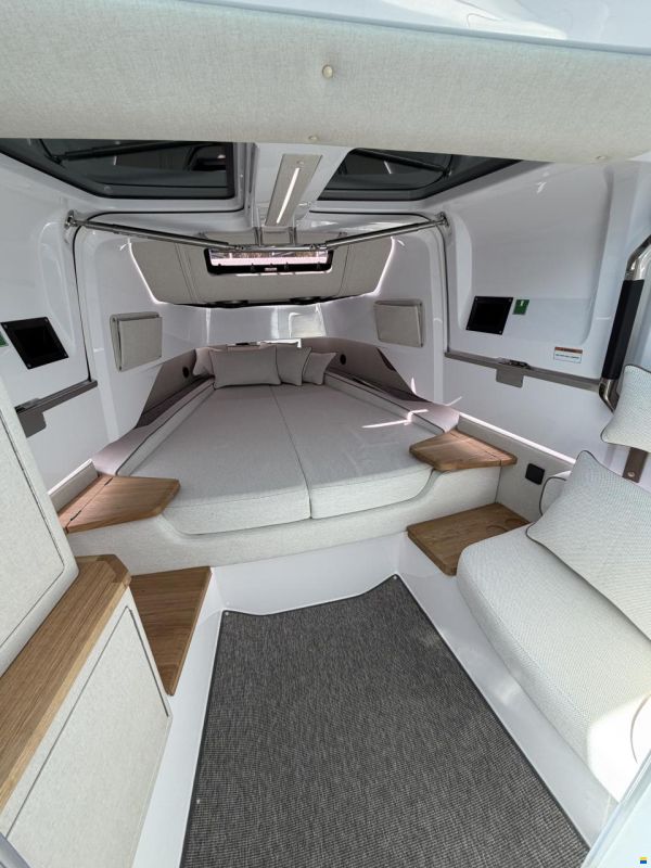 Axopar 37 Cross Cabin
