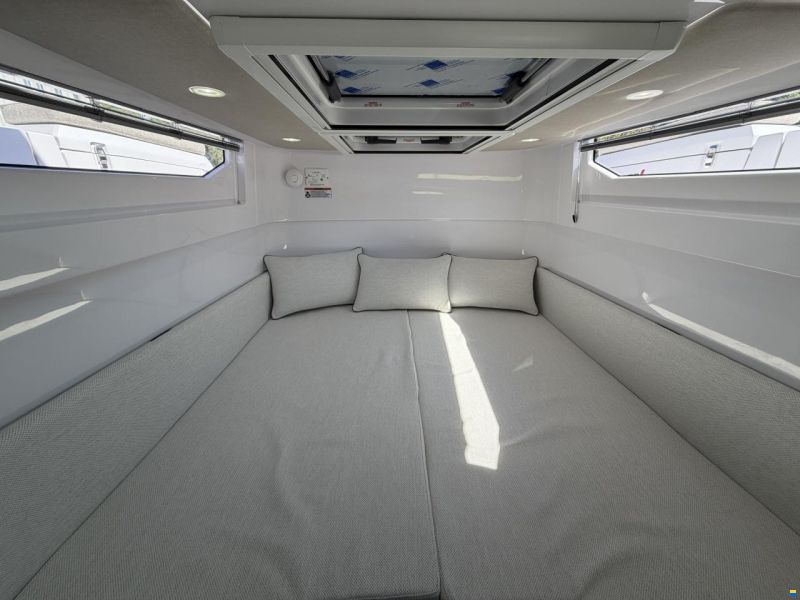 Axopar 37 Cross Cabin