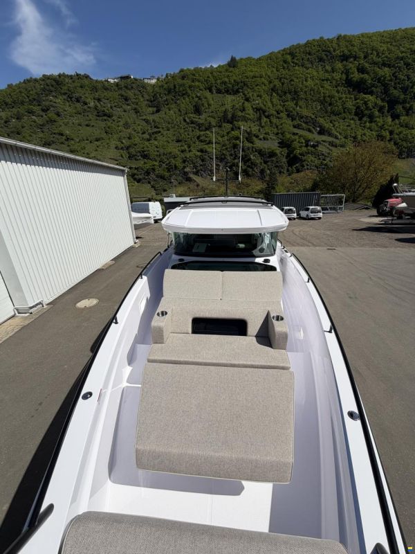 Axopar 37 Cross Cabin