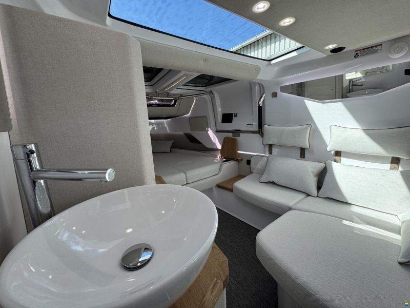 Axopar 37 Cross Cabin