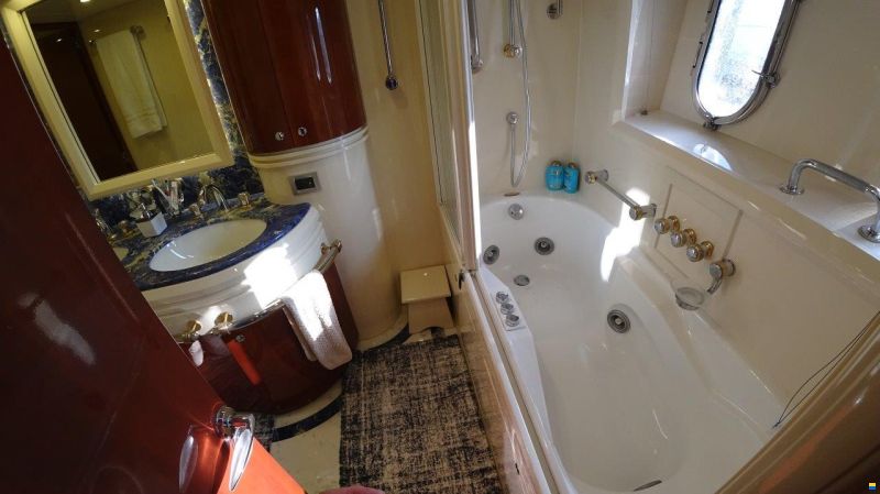 Azimut Leonardo 98