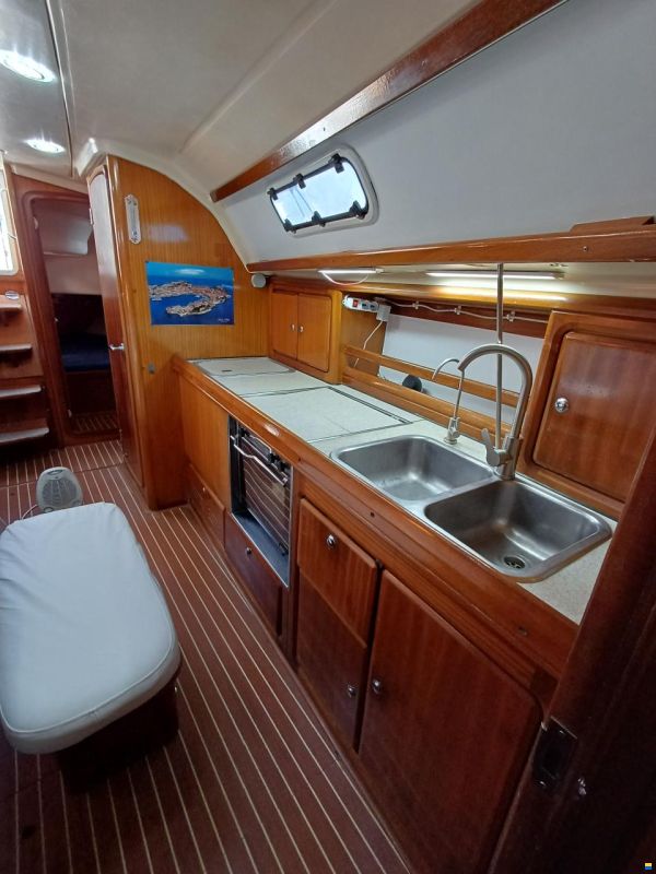 Bavaria 37