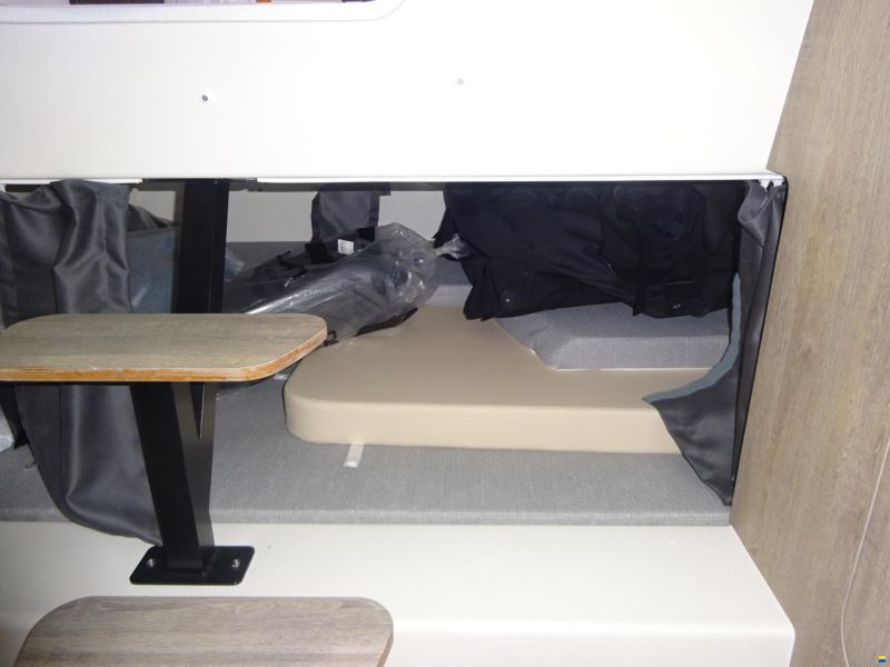 Quicksilver Activ 875 Sundeck