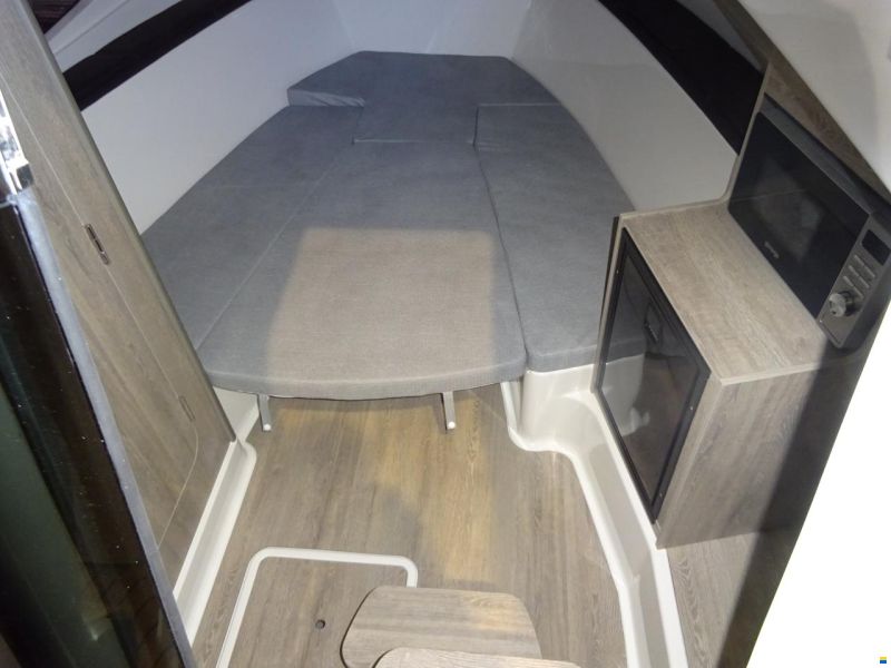 Quicksilver Activ 875 Sundeck