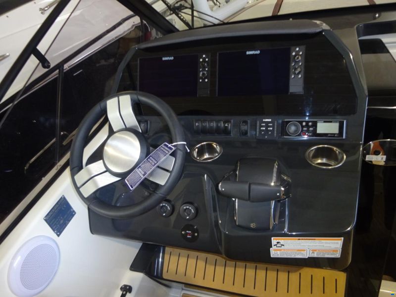 Quicksilver Activ 875 Sundeck