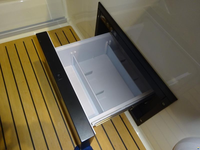Quicksilver Activ 875 Sundeck