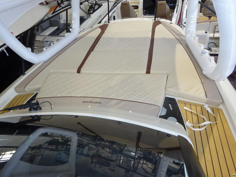 Quicksilver Activ 875 Sundeck