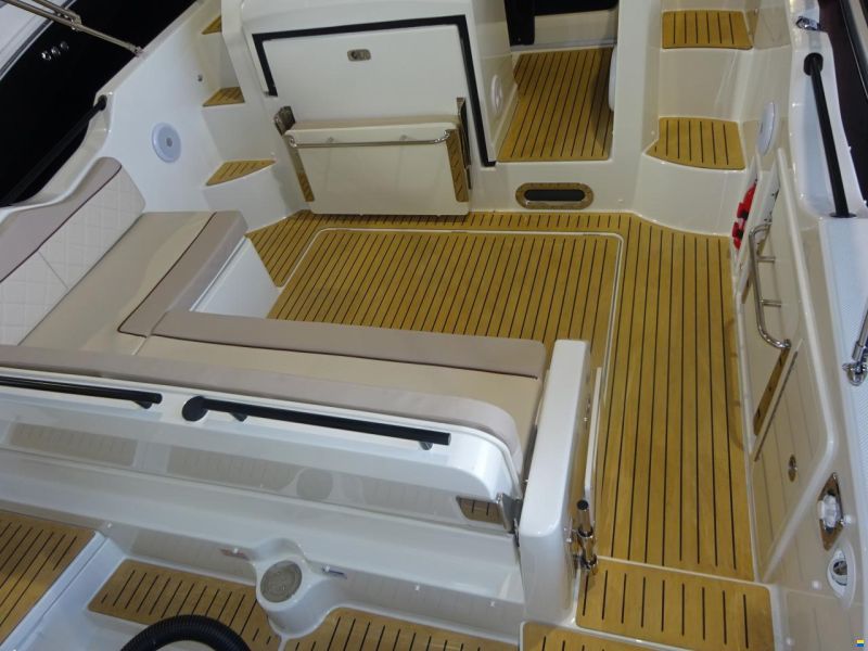 Quicksilver Activ 875 Sundeck