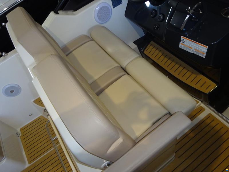 Quicksilver Activ 875 Sundeck