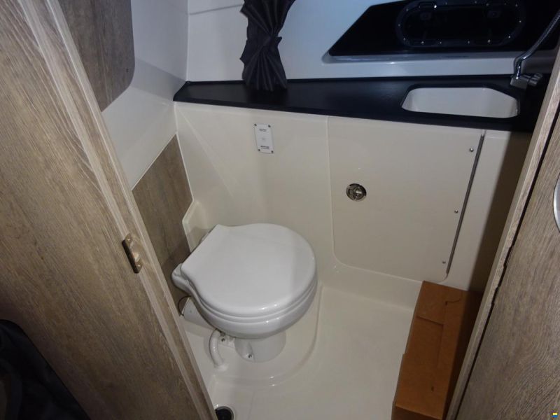 Quicksilver Activ 875 Sundeck