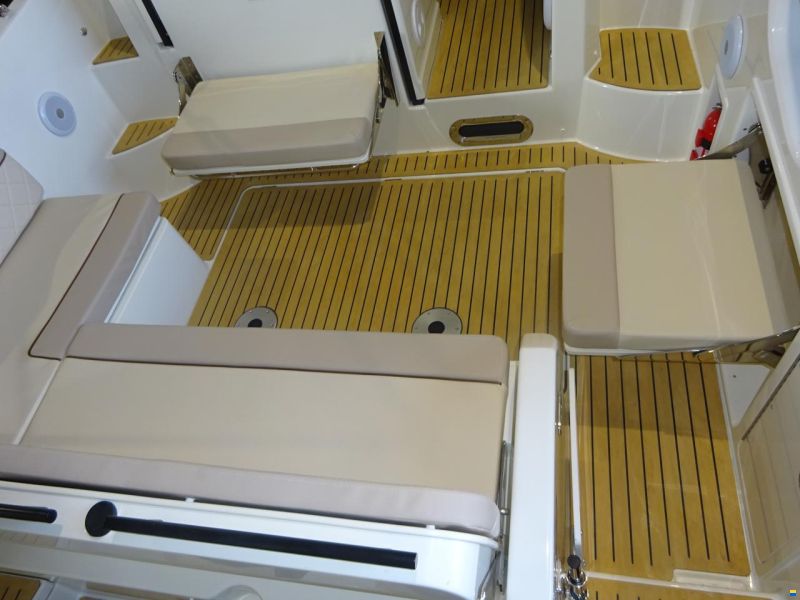 Quicksilver Activ 875 Sundeck