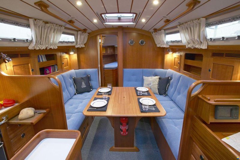 Hallberg-Rassy 37