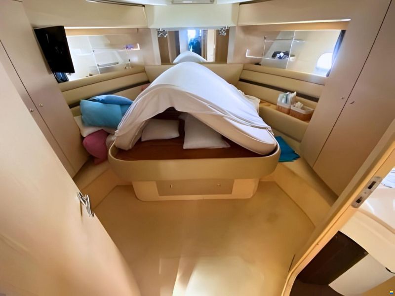 Ferretti 550
