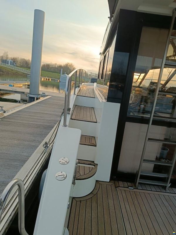 Cobra Futura 36