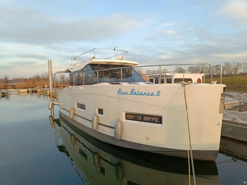 Cobra Futura 36