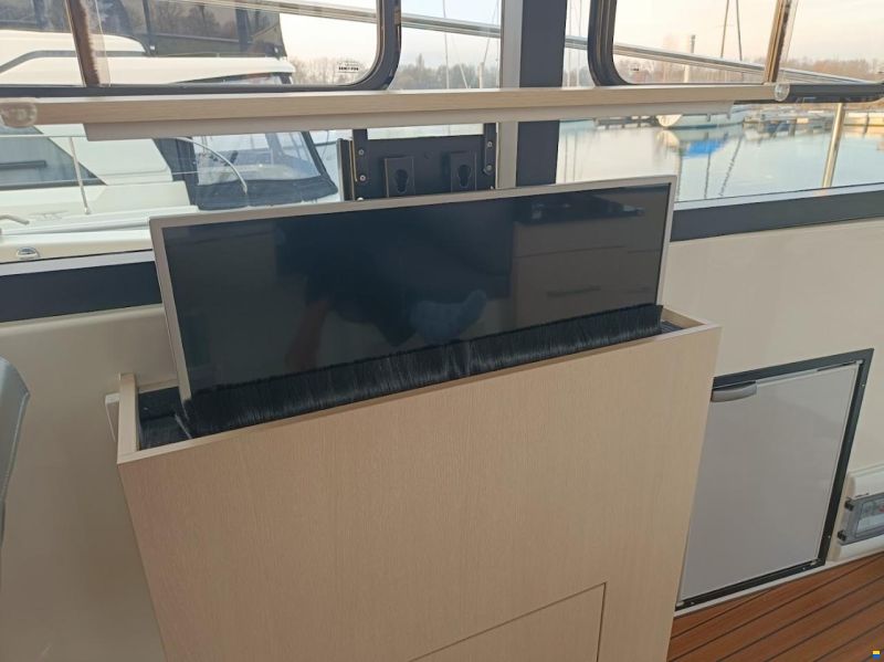 Cobra Futura 36