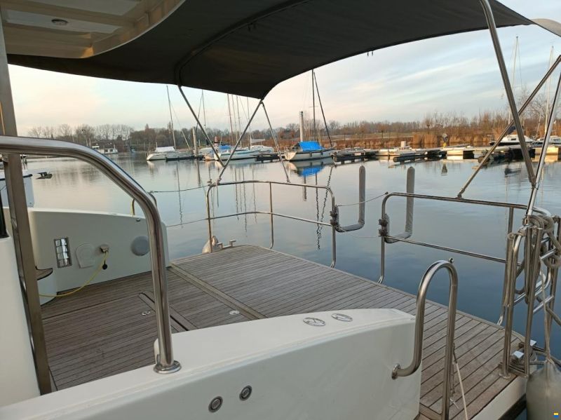 Cobra Futura 36