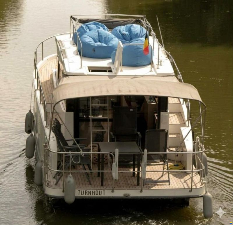 Cobra Futura 36