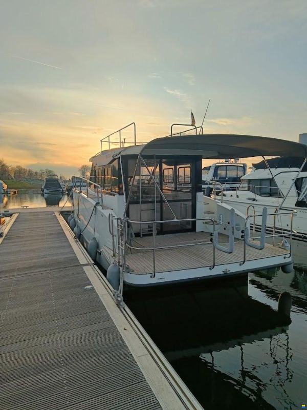 Cobra Futura 36