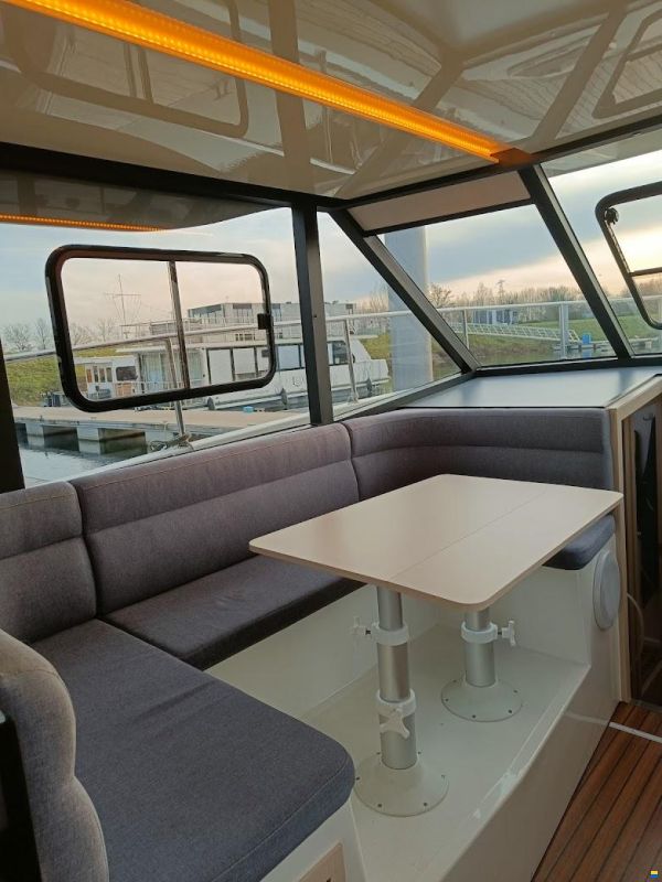 Cobra Futura 36