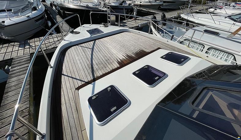 Cobra Futura 36