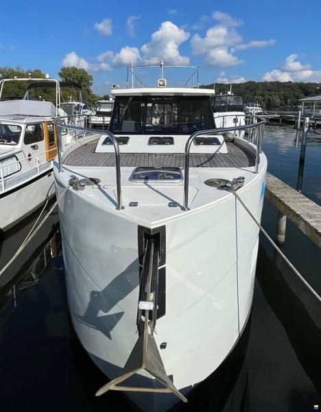 Cobra Futura 36