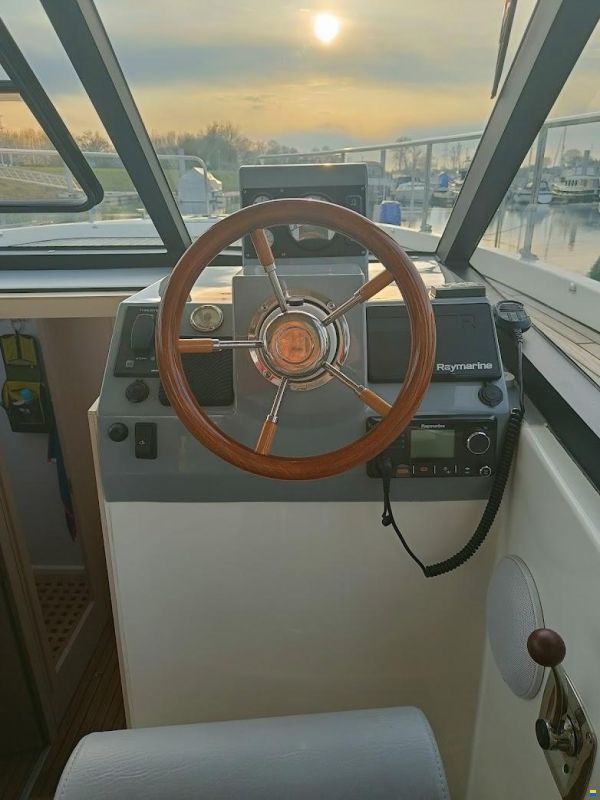 Cobra Futura 36