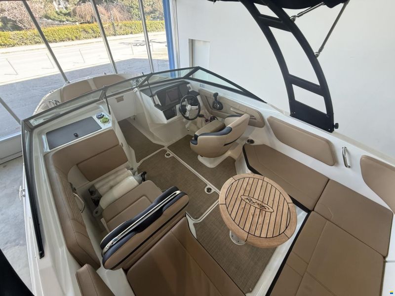 Sea Ray SPX 210