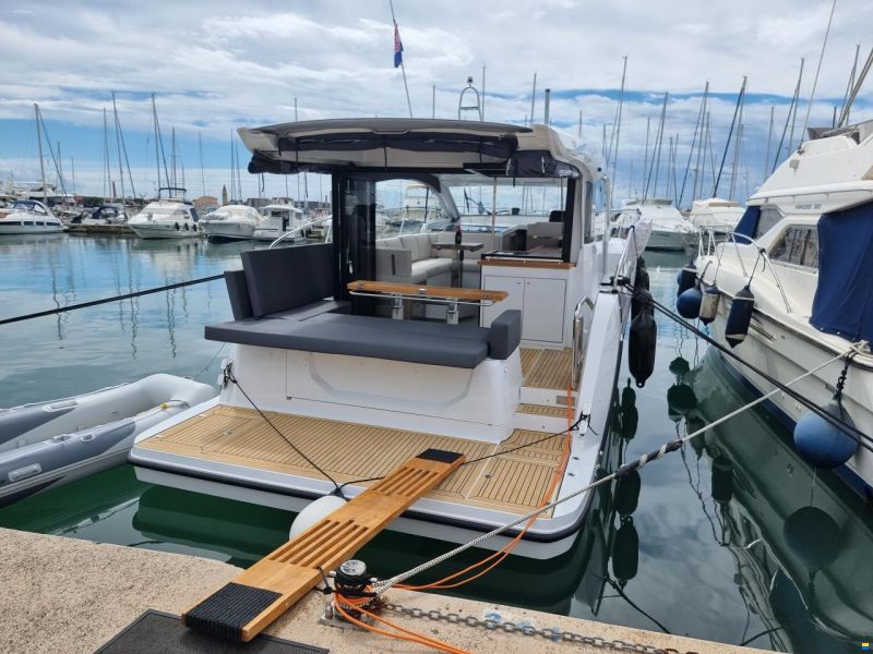 Sealine C390