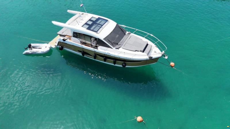 Sealine C390