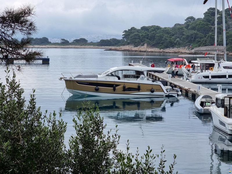 Sealine C390