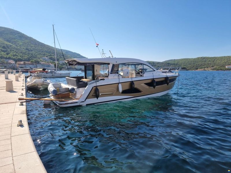 Sealine C390