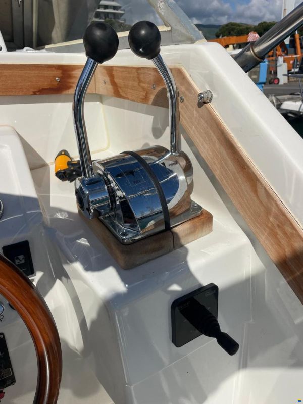 Bertram 25 Express Cruiser
