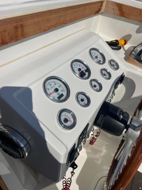 Bertram 25 Express Cruiser