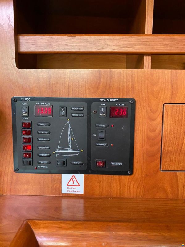 Hunter Marine 45 Deck salon