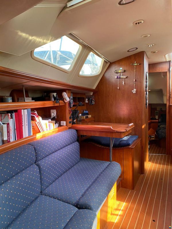 Hunter Marine 45 Deck salon