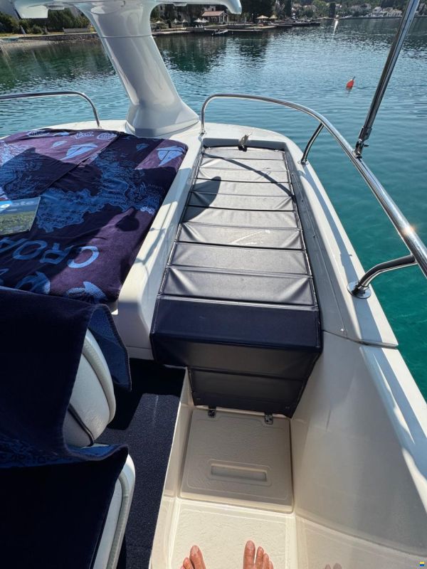 Sealine F33
