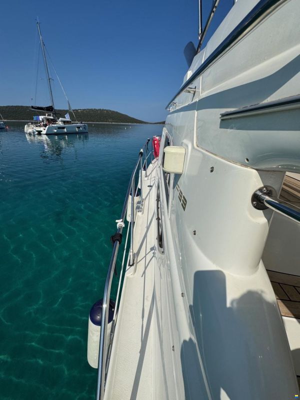 Sealine F33