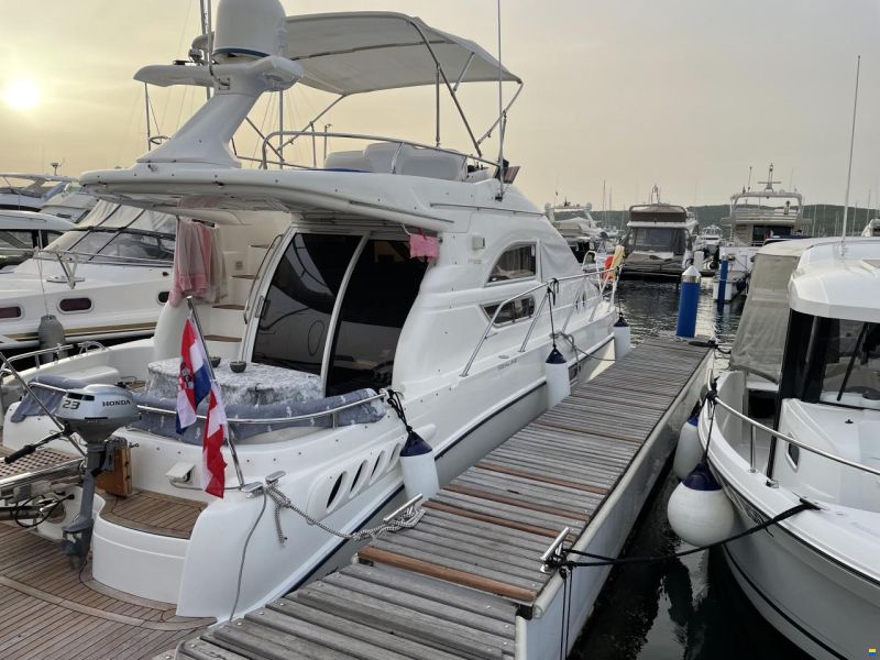Sealine F33