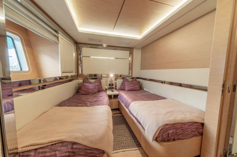 Benetti Delfino 93