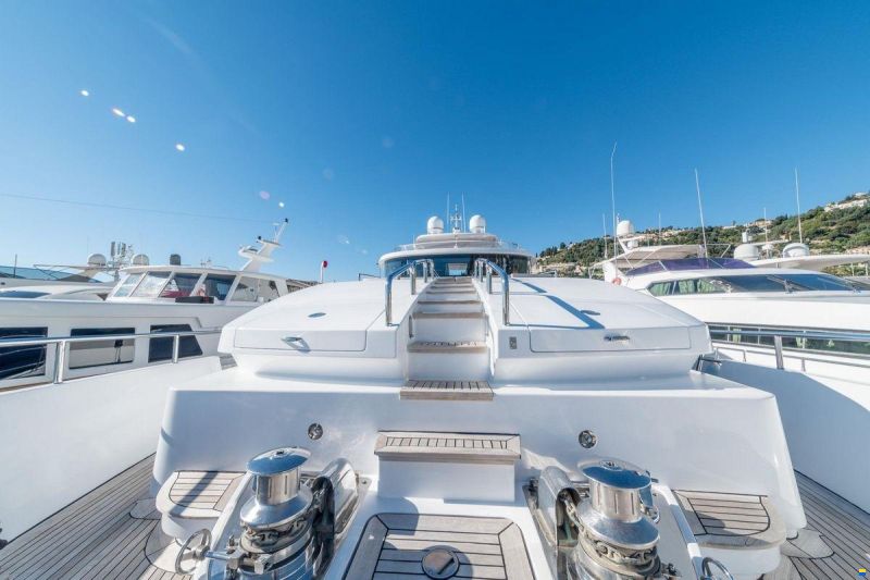 Benetti Delfino 93