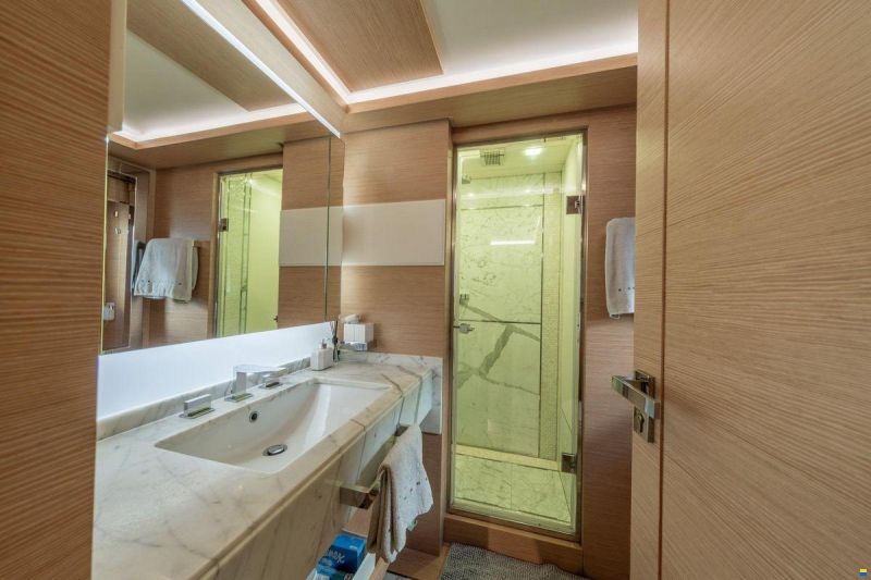 Benetti Delfino 93