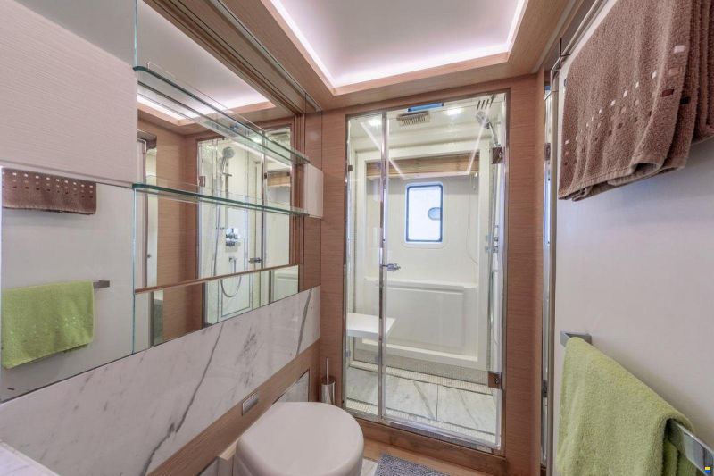 Benetti Delfino 93