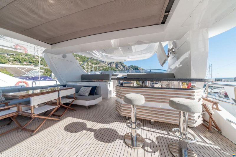 Benetti Delfino 93