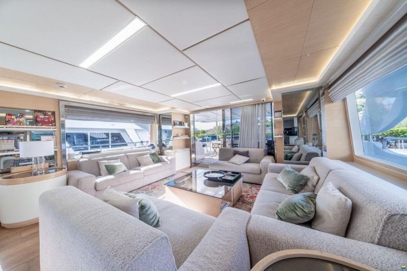 Benetti Delfino 93