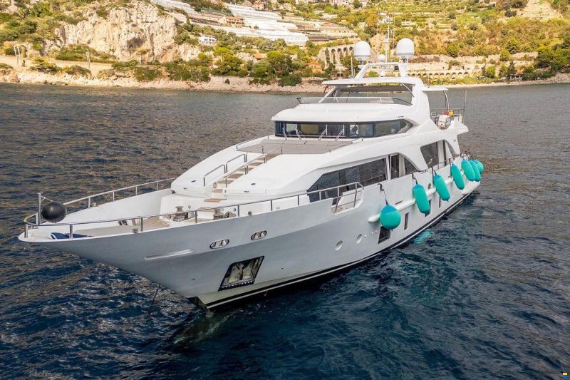 Benetti Delfino 93