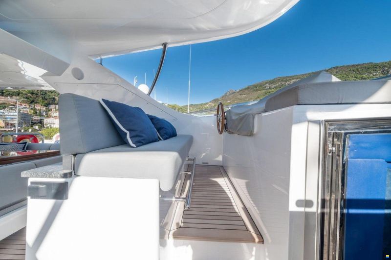Benetti Delfino 93