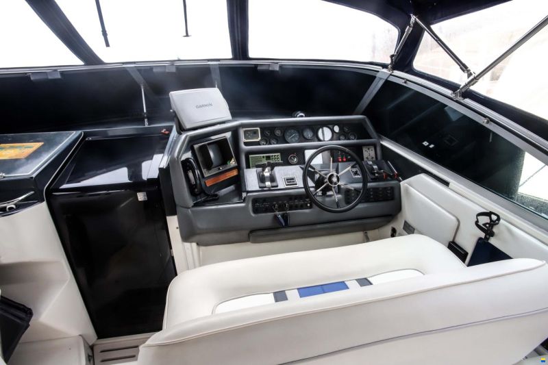 Sea Ray 350 Express Cruiser