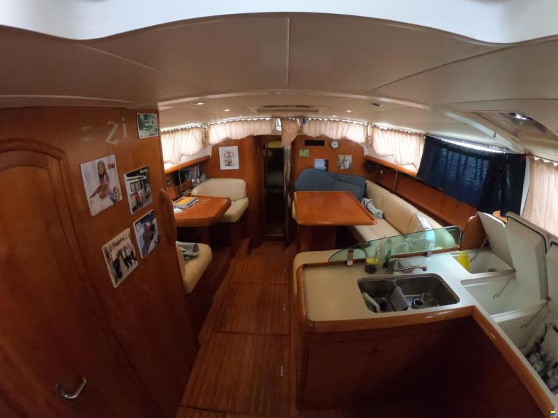 Jeanneau 43 Deck Salon
