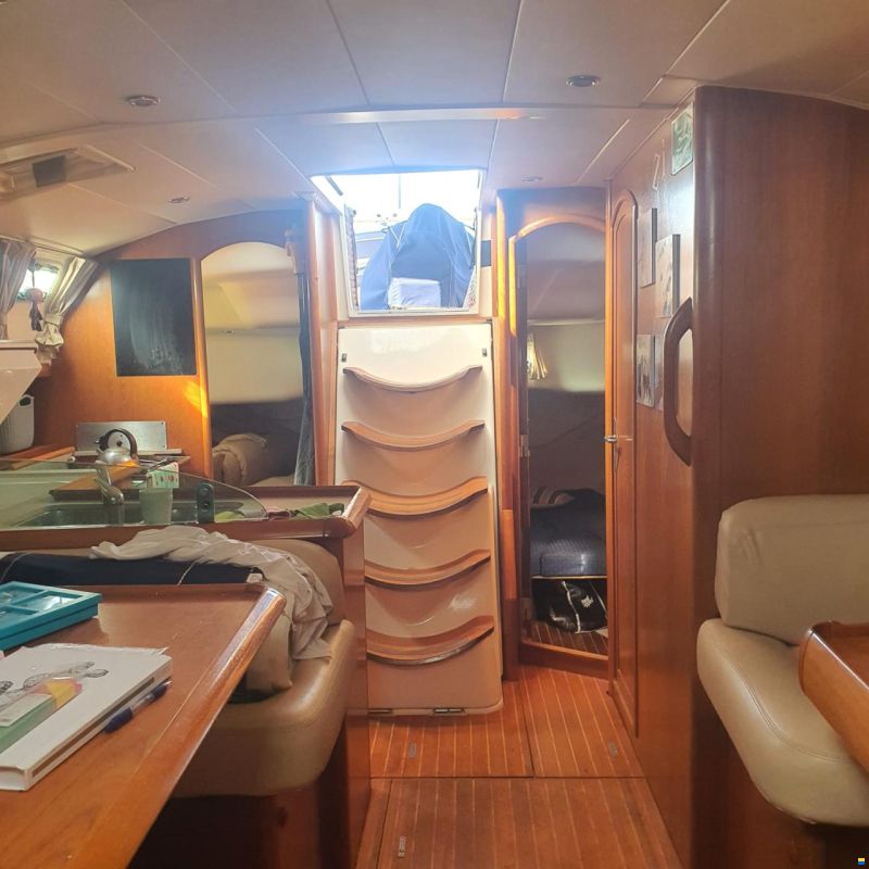 Jeanneau 43 Deck Salon